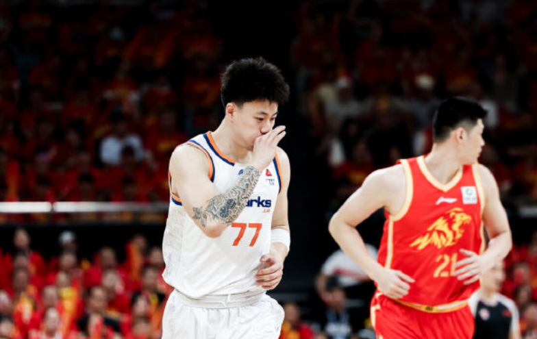 布伦森独扛45分!尼克斯时隔53年再捧NBA总冠军奖杯