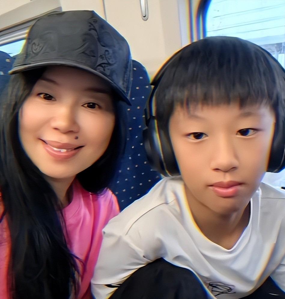 尤文23岁前锋滑倒3次被换下!当众向教练发火 怒砸座椅后直接离场